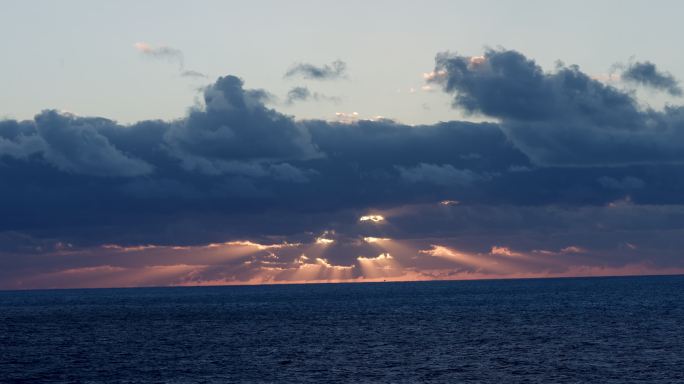 海上日出丁达尔光实拍4k