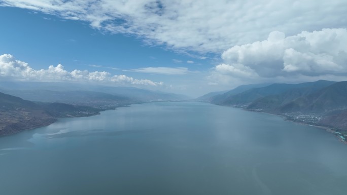 航拍云南丽江程海美丽高原湖泊风光