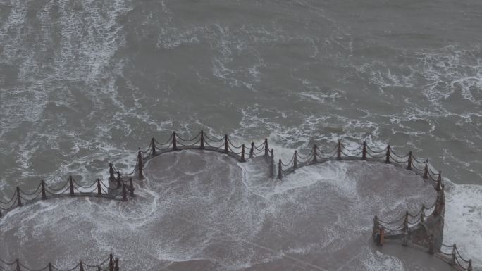 航拍俯瞰威海国际海水浴场金海湾栈桥海浪