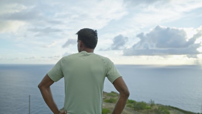 在夏威夷徒步旅行时，一名男子正在欣赏令人惊叹的海景