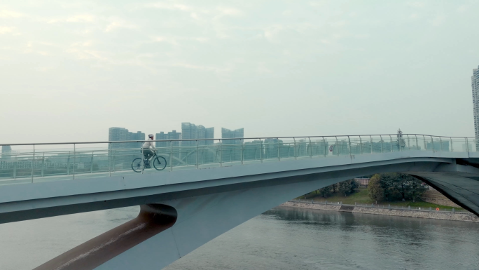 天府绿道骑行骑自行车公园城市运动男子健身