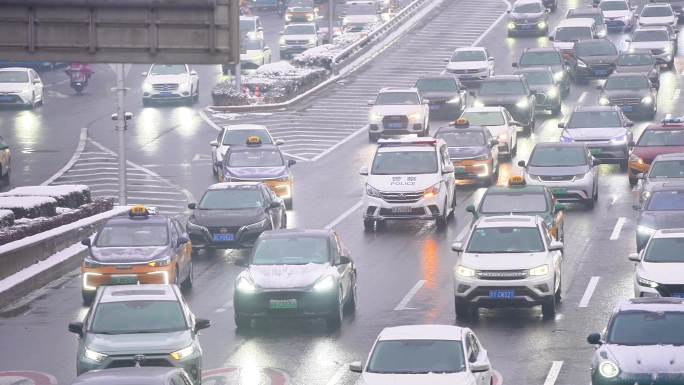 雪天执勤出行的警车 交通拥堵行驶的警车