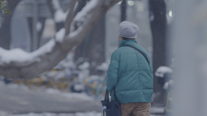 老龄化，老人走路背影北京雪中街道城市雪景