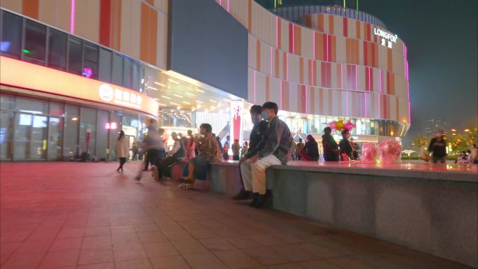 城市夜晚商场广场人流延时摄影