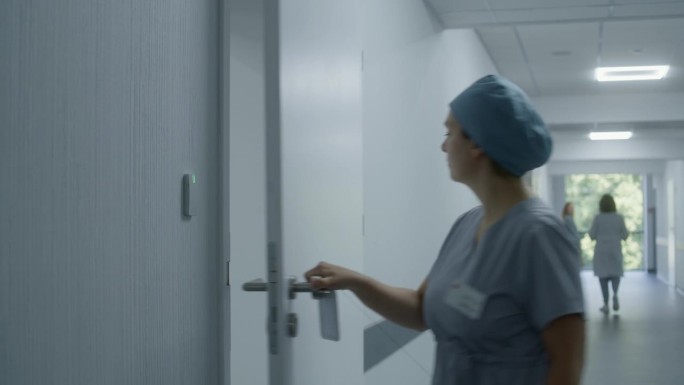 护士在医院走廊打开手术室的门