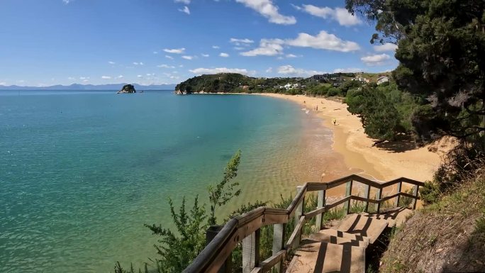 Kaiteriteri海滩海岸景观:金色的沙滩，绿松石般的海水，宁静的海景，新西兰黄金湾的海滨美景
