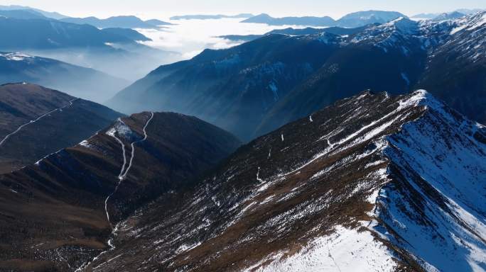 夹金山顶航拍山峦峡谷雪山景观