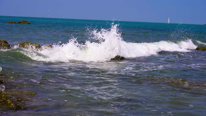 海浪风浪海浪拍打在礁石上海浪升格海浪移动