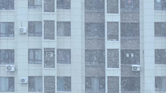 下雪窗外楼房住宅楼民居冬季飘雪