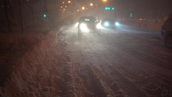 山东威海文化西路暴雪行人车辆黄昏灯光