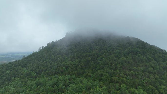 航拍云南腾冲山顶火山口云雾缭绕地热公园