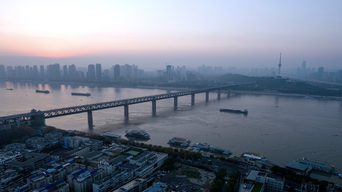 航拍武汉长江大桥车流延时 夕阳晚霞前推