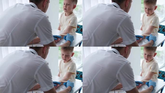 注射72小时后，有红点的孩子的手对曼图测试有反应。戴蓝手套的医生
反应的统治者。