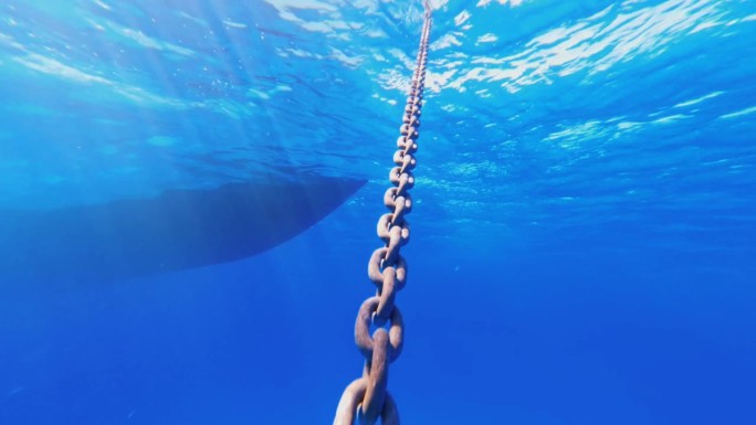 一名潜水员爬上船锚的慢动作镜头。
