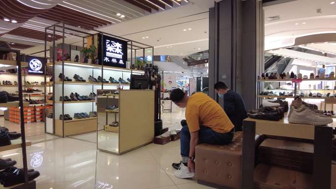 顾客挑选满意的鞋子