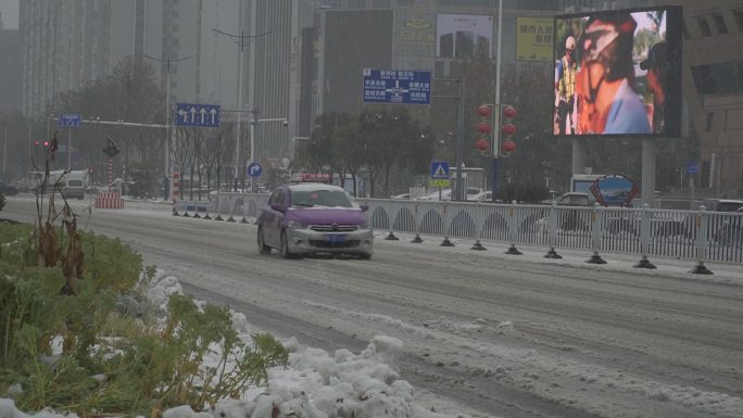 城市雪天出租车驶过