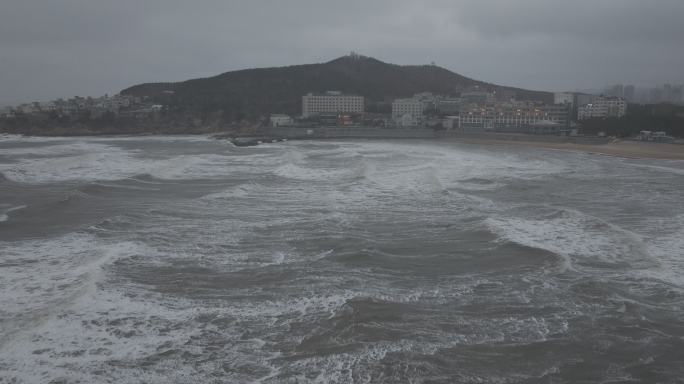 航拍山东威海国际海水浴场冬季海浪潮水