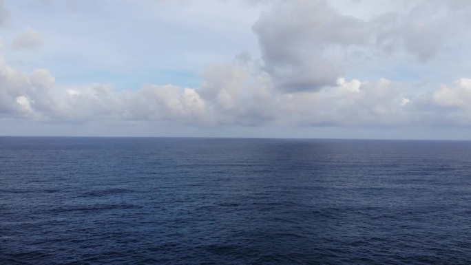 太平洋的海景，轻云和平静的水。