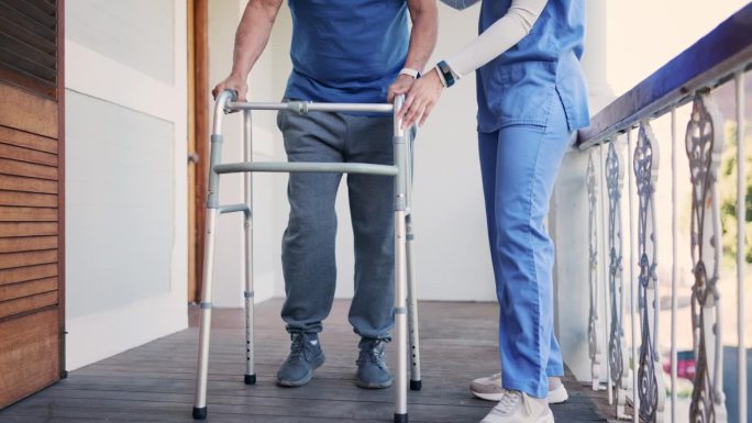 老人，腿和护士用助行器，帮助和支持行动，物理治疗或阳台康复。老年人，个人和护理人员或专业户外行走，照