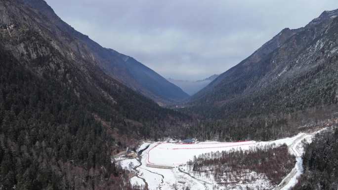 冬季航拍四川毕棚沟滑雪场延时景观