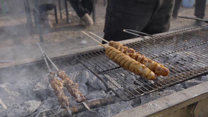 新疆吐鲁番集市美食烤面筋烤鸡排小吃人文