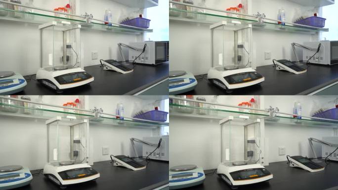 大学生做实验实验室超净间实验仪器医学实验