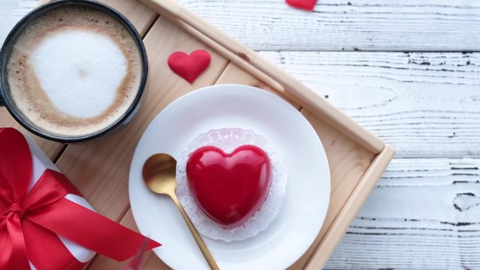 心型彩釉情人节蛋糕和木托盘咖啡