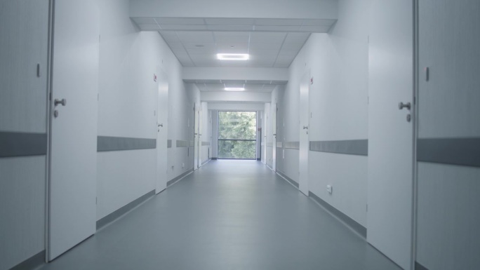 走廊空无一人的现代医疗中心