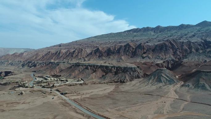 新疆吐鲁番：航拍火焰山景区千佛洞