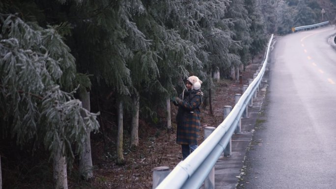 少女雪景雪中漫步