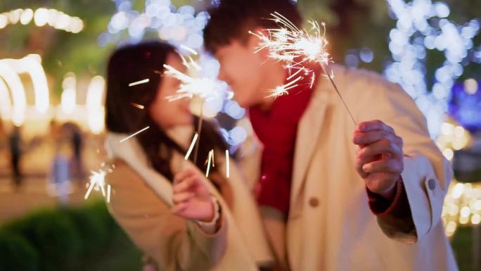 情侣们一起玩烟花