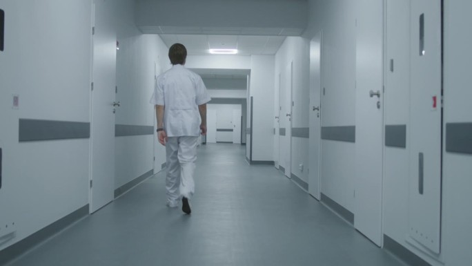 穿白色制服的医生试图打开柜子的门