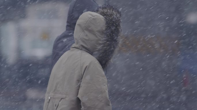 北京大雪人文百姓生活，雪中等车冬天街道