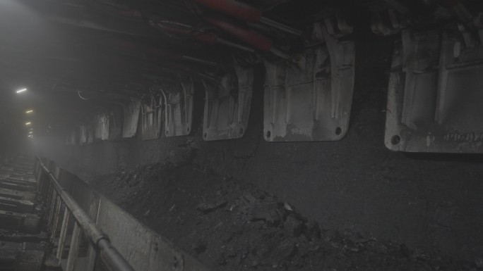 4K煤矿工人井下采煤设备
