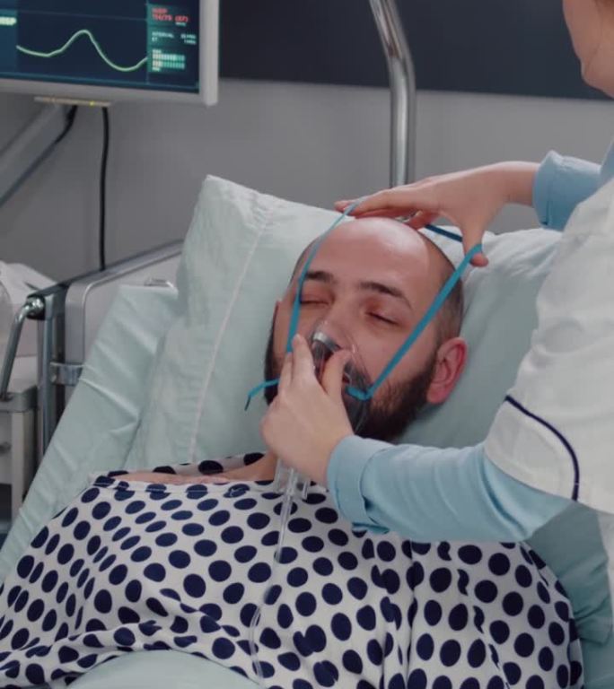 垂直视频:医疗队在呼吸预约期间监测病人的心跳