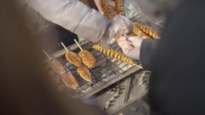 新疆吐鲁番集市美食烤面筋烤鸡排小吃人文