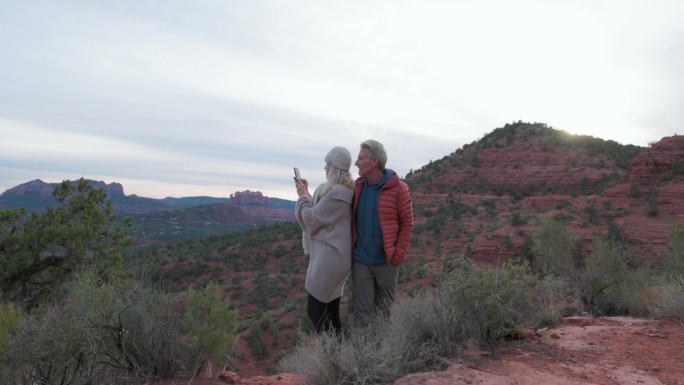 一对成熟的徒步夫妇探索红岩沙漠地带