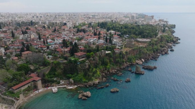 海滨城市鸟瞰图。旧城区的房屋位于高出水面的高岩石斜坡上。土耳其安塔利亚