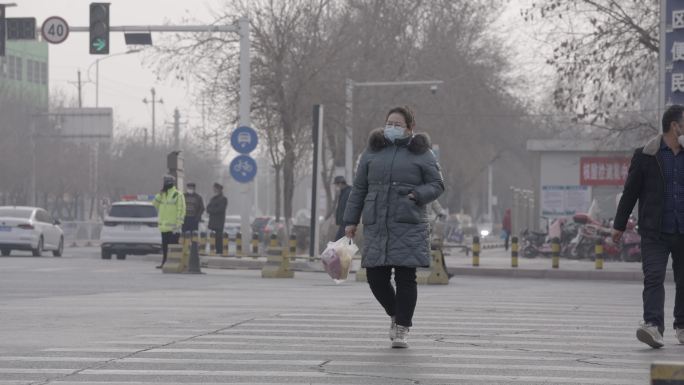 新疆吐鲁番冬天冬季街上街道走路来往的人群