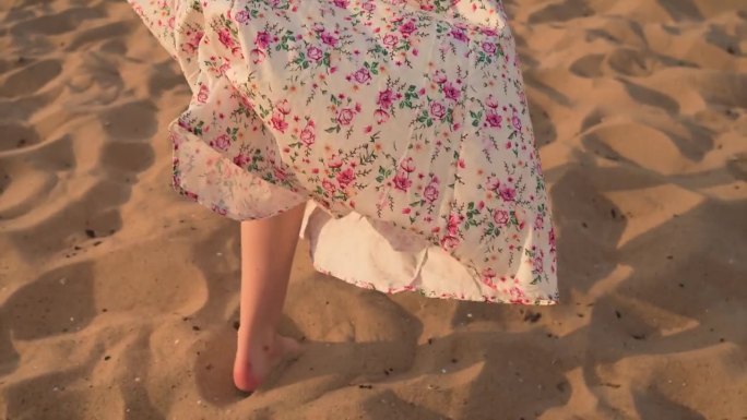 不知名的女人穿着讨人喜欢的沙滩裙。女性在沙滩上散步，在海上旅行中度过了美好的时光