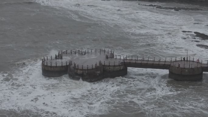 航拍俯瞰威海国际海水浴场金海湾栈桥海浪