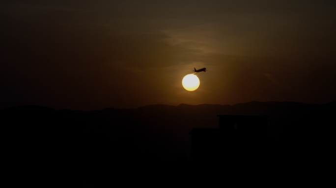 4K 5组 实拍飞机起飞穿过夕阳素材