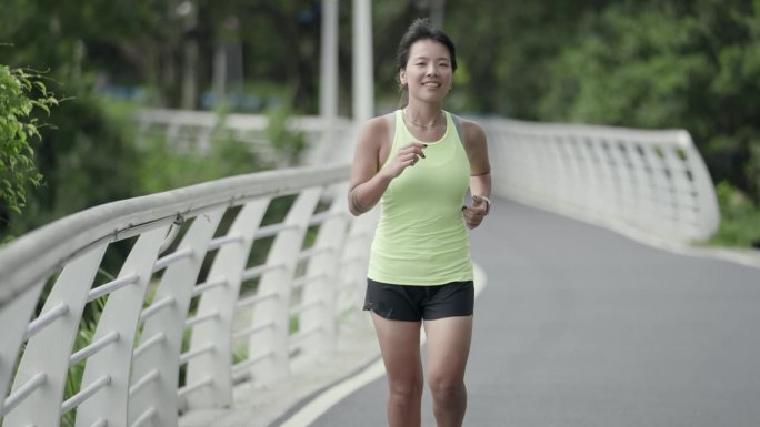 快乐的亚洲女人在户外慢跑
