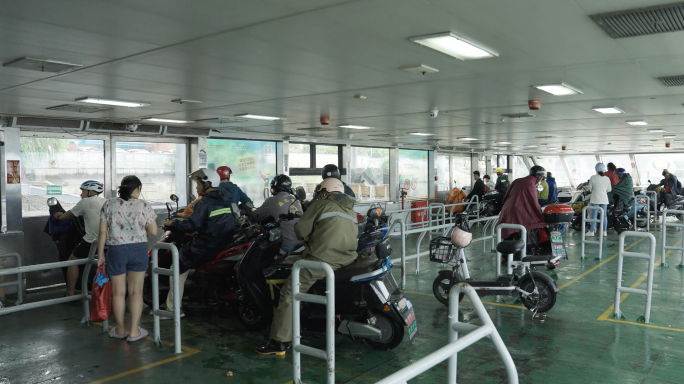 南京中山码头轮渡上的人流