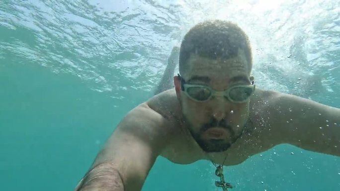 年轻男子在埃及红海游泳时拍摄自己