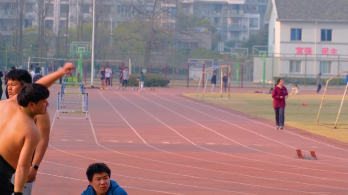 大学生运动会学生运动员在训练扔铅球体育运