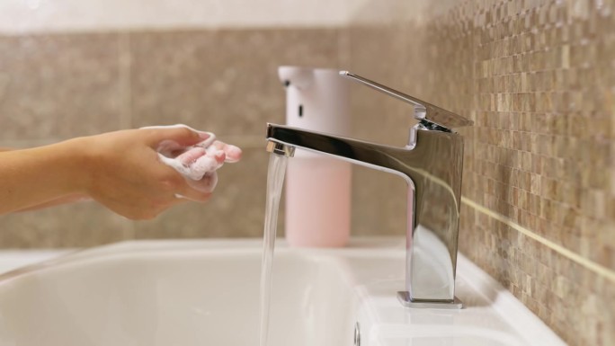 小男孩在浴室里用泡沫肥皂洗手。日常卫生习惯。健康的习惯