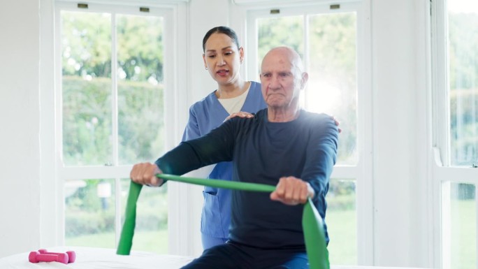护士，老人和物理治疗与阻力带或手臂锻炼在家里。物理治疗，护理或拉伸用橡胶健身，康复或身体健康，训练或