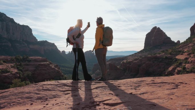 一对成熟的徒步夫妇探索红岩沙漠地带