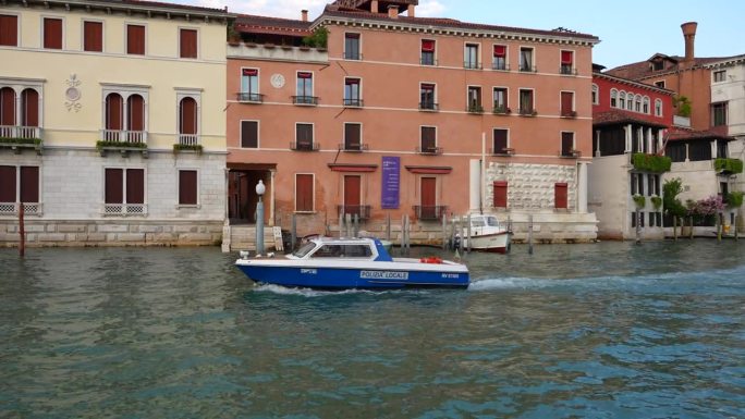 意大利威尼斯运河上，警察在闪烁的灯光下航行。跟踪拍摄